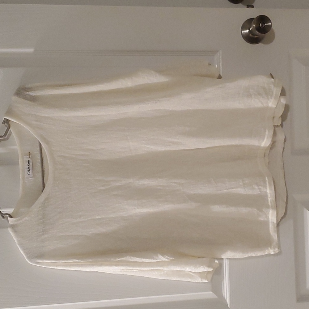 Women's short sleeve sweater.